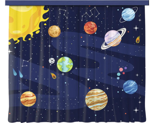 Gordijn voor de kinderkamer met ruimte thema, planeten, zon en sterren op een donkerblauwe stof.