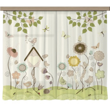Tweedelig gordijn met natuurmotief van bloemen, vogels, een vogelhuisje, vlinders en takken op fijn gestreepte stof.