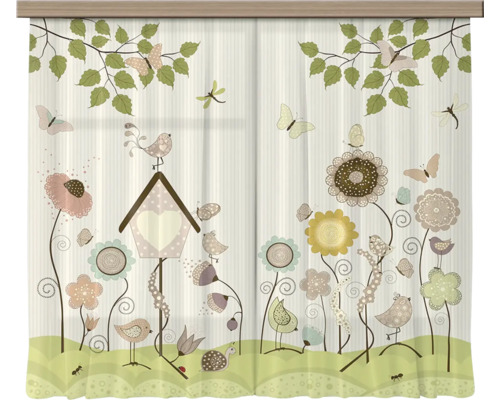 Tweedelig gordijn met natuurmotief van bloemen, vogels, een vogelhuisje, vlinders en takken op fijn gestreepte stof.