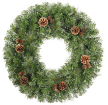 Kunstkerstkrans met groene dennennaalden en bruine dennenappels.