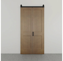 Dubbele houten schuifdeur in barndoor-stijl met vier panelen per deur en zwart metalen schuifsysteem.