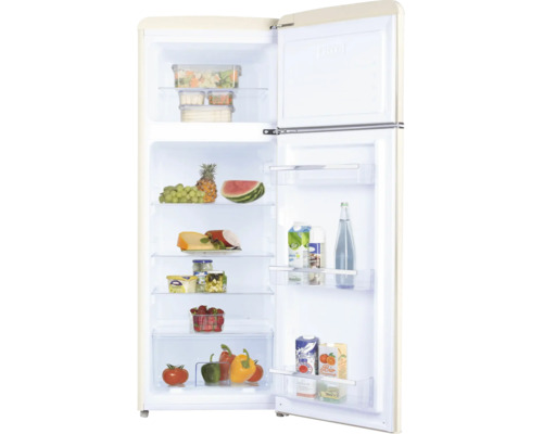 Beige retro koelkast met vriesvak bovenin, open, gevuld met levensmiddelen op glazen plateaus.