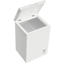 Witte vrieskist met geopend deksel en een draadmand aan de binnenkant.