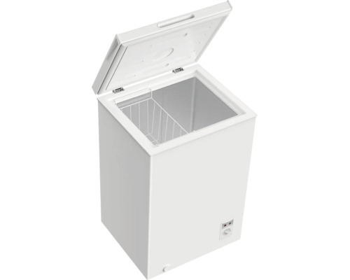 Witte vrieskist met geopend deksel en een draadmand aan de binnenkant.
