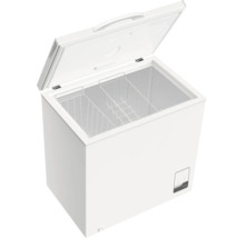 Witte vrieskist met geopend deksel en draadmand aan de binnenzijde.