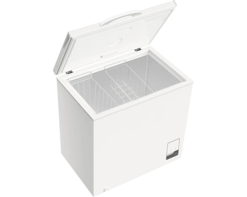 Witte vrieskist met geopend deksel en draadmand aan de binnenzijde.