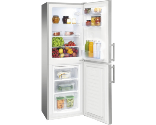 Geopende koel-vriescombinatie met wit interieur, gevuld met verse levensmiddelen, groenten, fruit, potten en flessen.
