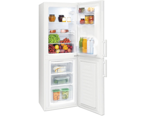 Witte vrijstaande koel-vriescombinatie met open deuren, georganiseerd interieur met levensmiddelen, glazen plateaus en drie vriesladen.