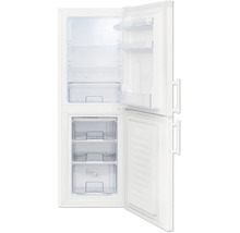 Witte koel-vriescombinatie met beide deuren open, overzicht van planken, laden en deurvakken.
