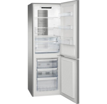 Koel-vriescombinatie met open deuren, glazen plateaus, flessenrek, vershoudladen en drie vriesladen.