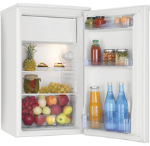 Open tafelmodel koelkast met vriesvak, gevuld met etenswaren zoals fruit en dranken ter illustratie van de opbergruimte.