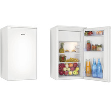 Compacte Amica koelkast, gesloten met Amica Logo en open gevuld met fruit en dranken, helder verlicht interieur.
