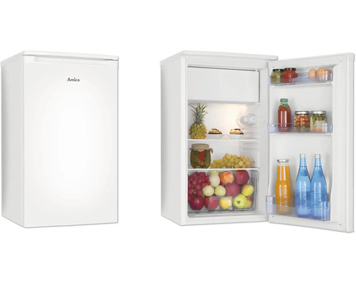 Compacte Amica koelkast, gesloten met Amica Logo en open gevuld met fruit en dranken, helder verlicht interieur.