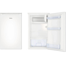 Witte Amica koelkast, compact model, aanzicht gesloten en geopend met binnenvakken, leggers en groentelade.
