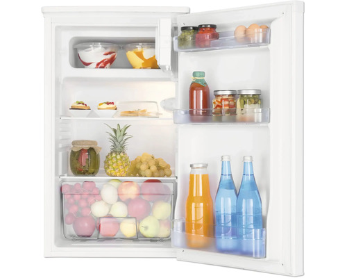 Geopende witte koelkast met een georganiseerd interieur gevuld met verse levensmiddelen, fruit, groenten, flessen en een groentelade.