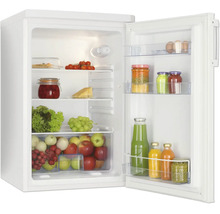 Witte koelkast met open deur, gevuld met diverse levensmiddelen zoals fruit, groente en dranken.