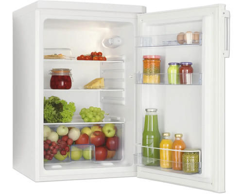 Witte koelkast met open deur, gevuld met diverse levensmiddelen zoals fruit, groente en dranken.