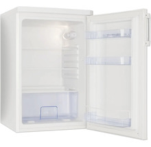 Kleine witte koelkast met open deur, interieur met glazen leggers, een groentelade en deurvakken.