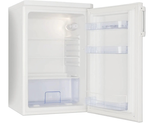 Kleine witte koelkast met open deur, interieur met glazen leggers, een groentelade en deurvakken.