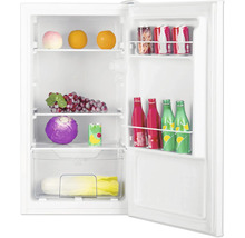 Geopende kleine koelkast met glazen plateaus, fruit, groenten en dranken in de binnendeur.