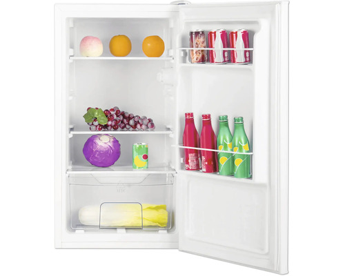 Geopende kleine koelkast met glazen plateaus, fruit, groenten en dranken in de binnendeur.