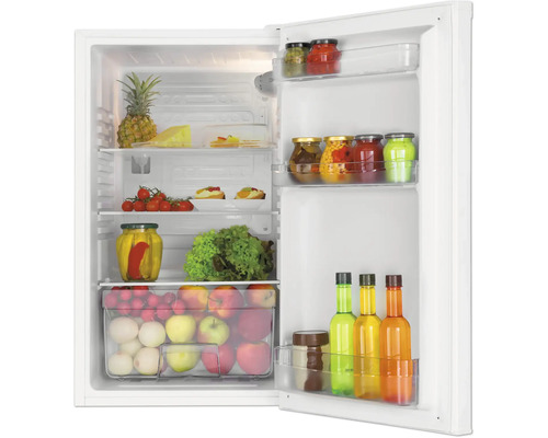 Geopende witte koelkast, overzichtelijk ingedeeld met fruit, groenten, potten en flessen op glazen plateaus en in de deur.