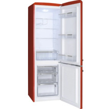 Rode retro koel-vriescombinatie met open deuren, glazen plateaus, flessenrek en drie vriesladen.