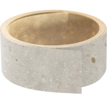 Kantenband met steendecor op een rol.