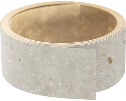 Kantenband met steendecor op een rol.
