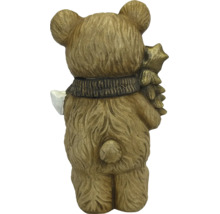 Achteraanzicht van een decoratieve berenfiguur met vachtstructuur, sjaal en een kleine boom.