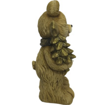 Kerstfiguur beer met sjaal houdt een kerstboom vast.