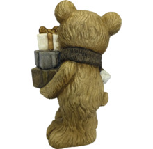 Kerstfiguur beer met cadeautjes en sjaal, achteraanzicht van een staand figuur met gestructureerd oppervlak.