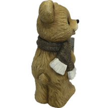 Decoratiefiguur beer met sjaal en wanten, winterse berenfiguur voor tuin en binnen.