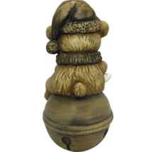 Decoratiefiguur beer met kerstmuts en sjaal zittend op een bel, van polyresin met steenlook.