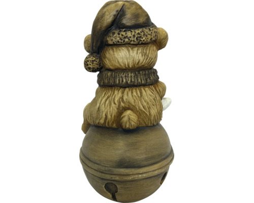 Decoratiefiguur beer met kerstmuts en sjaal zittend op een bel, van polyresin met steenlook.