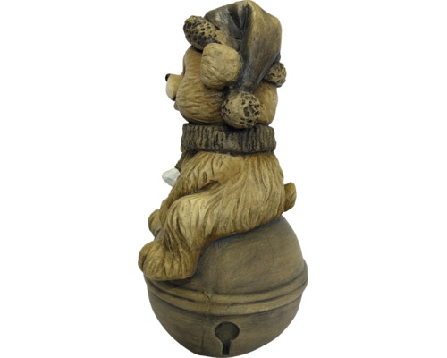 Kerstfiguur beer met muts en sjaal zittend op een bel
