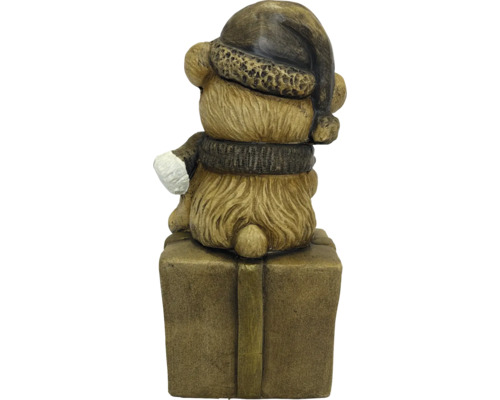 Kerstfiguur beer achteraanzicht met kerstmuts en sjaal, zittend op een cadeauverpakking.