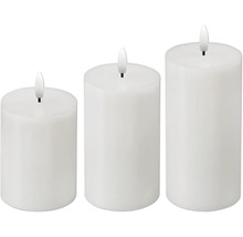 Drie witte LED-stompkaarsen in verschillende maten.