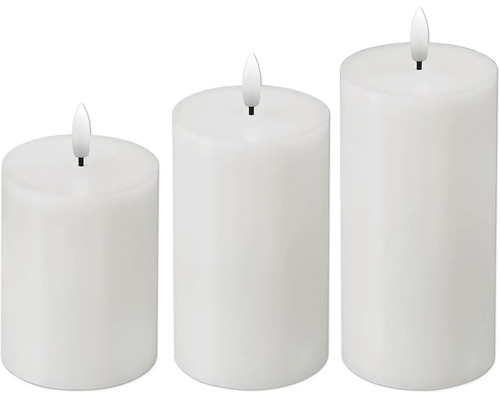 Drie witte LED-stompkaarsen in verschillende maten.