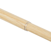 Gordijnroede van hout met transparante verbindingsring.