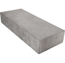 Rechthoekige grijze bloktrede van beton voor de tuin en trappen.