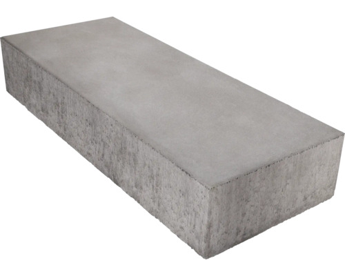 Rechthoekige grijze bloktrede van beton voor de tuin en trappen.