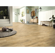 Lichte laminaatvloer met houtlook in een ruime hal met witte wandpanelen, groene muren, een houten bank en kamerplanten.