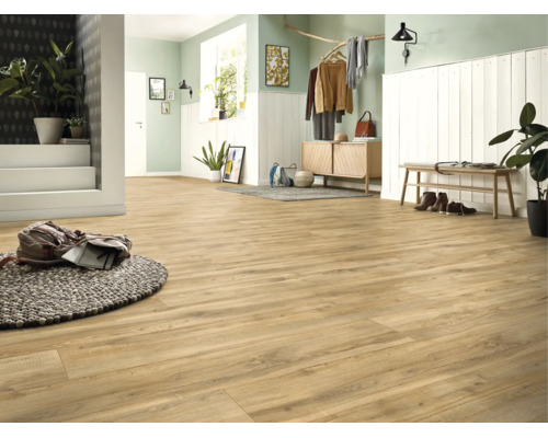 Lichte laminaatvloer met houtlook in een ruime hal met witte wandpanelen, groene muren, een houten bank en kamerplanten.