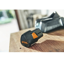 Stihl lithium-ion accu AS 2 voor het AS-systeem op een houten oppervlak.
