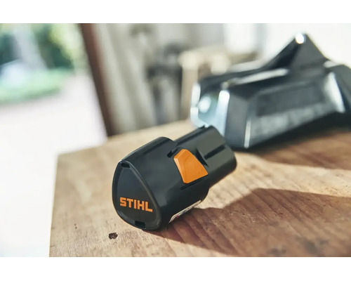 Stihl lithium-ion accu AS 2 voor het AS-systeem op een houten oppervlak.