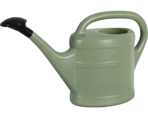 Groene kunststof gieter met zwarte broes en maataanduiding voor 5 liter.