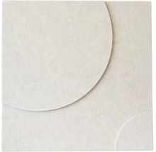 Wandpaneel in lichtbeige met cirkelvormig 3D-reliëf en gestructureerd oppervlak.