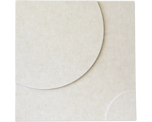 Wandpaneel in lichtbeige met cirkelvormig 3D-reliëf en gestructureerd oppervlak.
