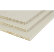 Drie op elkaar gestapelde meubelpanelen van spaanplaat met lichtgrijze melamine coating.
